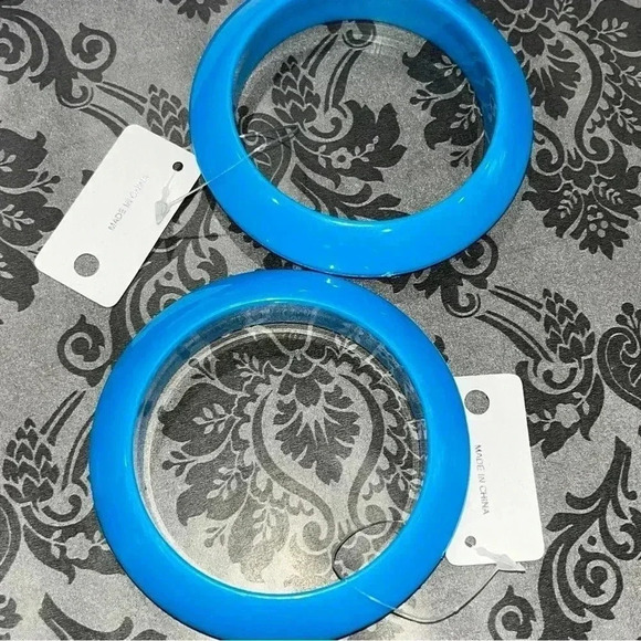 Charlotte Accessories turquoise colored plastic bangle bracelets lot of 2 - Picture 2 of 6